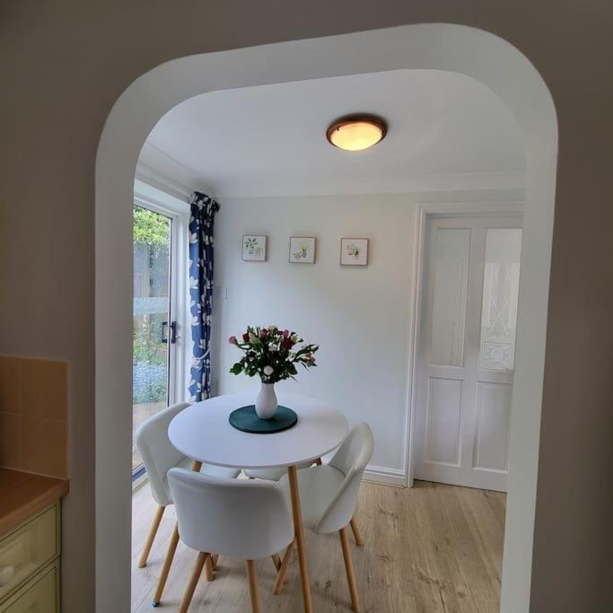 Cheerful, Cosy, One Bedroom Home With Patio And Parking Newbury  Dış mekan fotoğraf