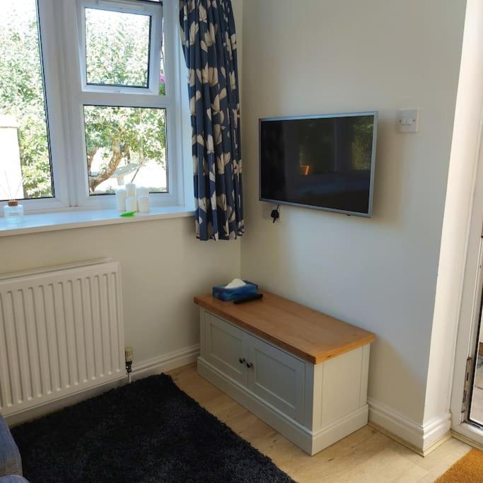 Cheerful, Cosy, One Bedroom Home With Patio And Parking Newbury  Dış mekan fotoğraf