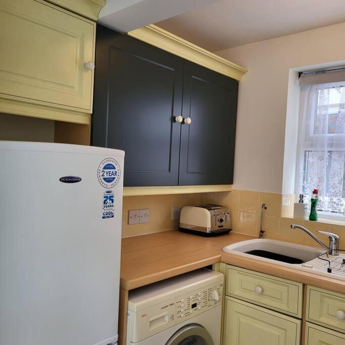 Cheerful, Cosy, One Bedroom Home With Patio And Parking Newbury  Dış mekan fotoğraf