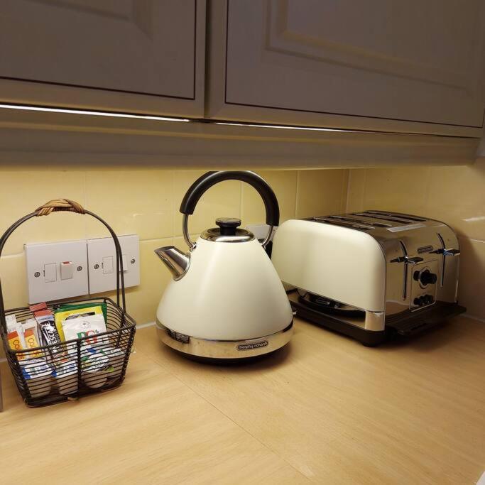 Cheerful, Cosy, One Bedroom Home With Patio And Parking Newbury  Dış mekan fotoğraf