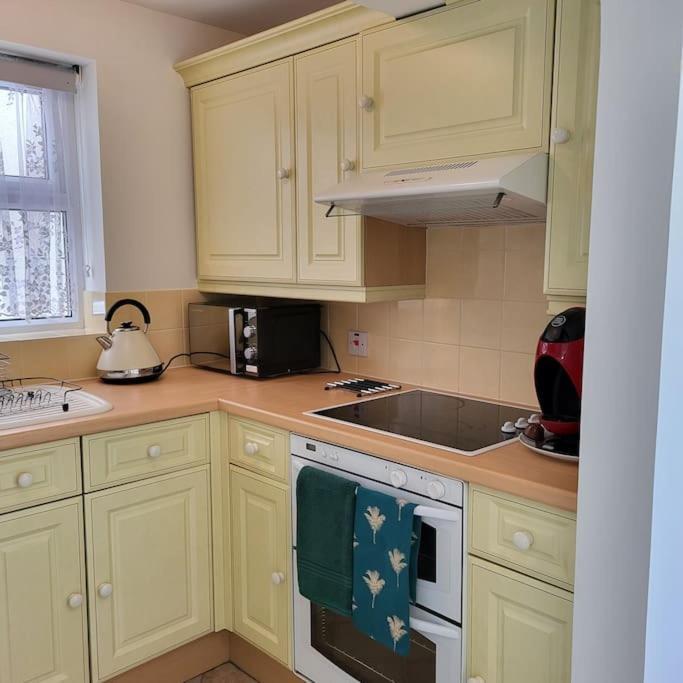 Cheerful, Cosy, One Bedroom Home With Patio And Parking Newbury  Dış mekan fotoğraf