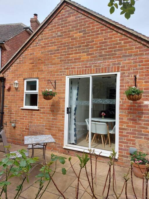 Cheerful, Cosy, One Bedroom Home With Patio And Parking Newbury  Dış mekan fotoğraf